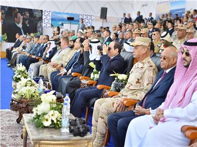 الرئيس السيسي وولي عهد أبو ظبي خلال متابعة تدريبات القوات المسلحة في قاعدة برنيس