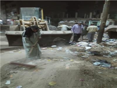 رفع أكوام القمامة والمخلفات من مختلف شوارع مركز القوصية 