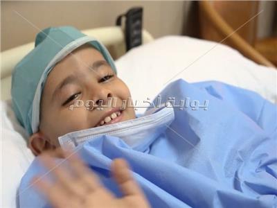 ابتسامة طفل أثناء تلقيه العلاج بمستشفيات وزارة الداخلية