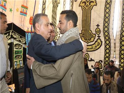 محافظ سوهاج يشهد صلح بين عائلتين
