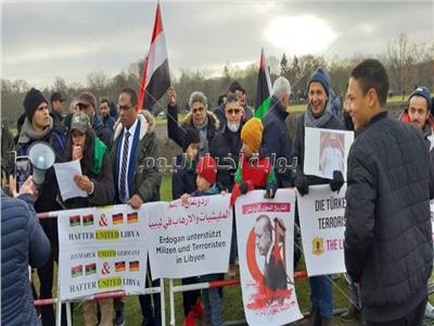صور| بأعلام البلدين.. الجاليتان الليبية والمصرية تنظمان وقفة لتأييد السيسي في برلين