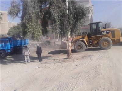 محافظ قنا يأمر برفع ٢٠ طن قمامة ومخلفات فى طريق قرية  القارة بمدينة أبوتشت