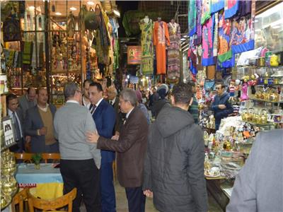 رئيس «اتحاد الغرف» يتفقد المحال التجارية بمنطقة الحسين