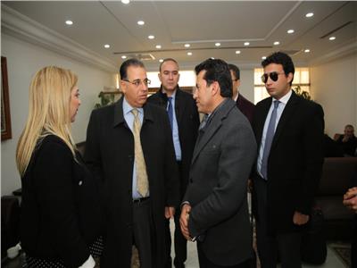 وزيرة شئون الشباب والرياضة بتونس تستقبل صبحي لدى وصوله لمطار قرطاج 