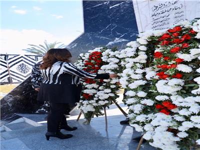 محافظ دمياط تضع إكليل الزهور على النصب التذكاري لشهداء الشرطة