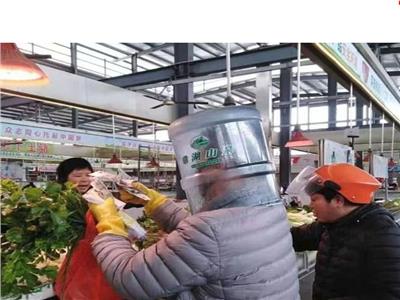 الصينيون يواجهون كورونا بـ«البلاستيك» 
