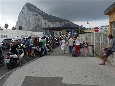 ألاف العاملين الأسبان في جبل طارق يذهبون يوميا بين إسبانيا والصخره التابعة لبريطانيا حتى الآن