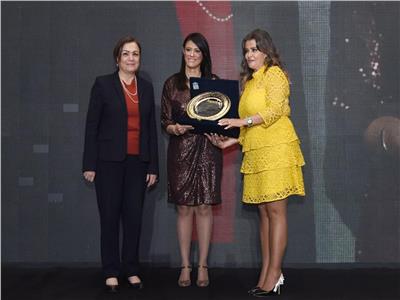 رانيا المشاط تحصل على جائزة التميز خلال فترة توليها وزارة السياحة