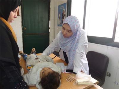 طلاب كلية الصيدلة بجامعة المنوفية يشاركون في قافله طبية بالباجور