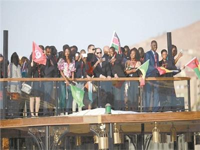 الرئيس السيسي يتوسط الشباب الأفريقي والعربي