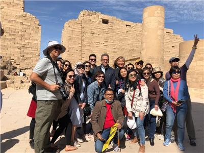 السياح  الاجانب في الاقصر يلتقطون الصور التذكارية مع وزير السياحة والآثار
