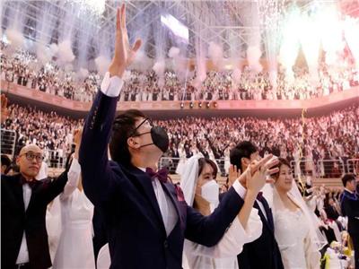  ليلة العمر بـ«الكمامة» في حفل زفاف جماعي بكوريا الجنوبية