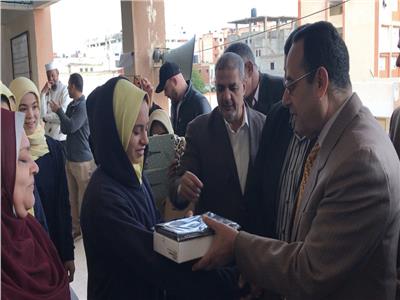 شوشه يحضر توزيع أجهزة التابلت علي طلاب الثانوي بالمساعيد