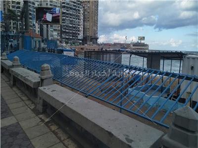 بالصور|السياحة والمصايف بالإسكندرية: السور المائل بشاطئ جليم لحماية الرواد
