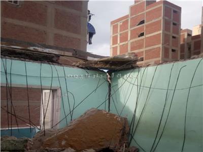 بالصور|انهيار جزئي بعقار من 7 طوابق غرب الإسكندرية