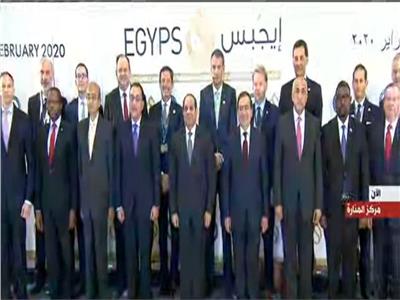 الرئيس السيسي يلتقط صورة تذكارية مع المشاركين بـ «إيجبس 2020»