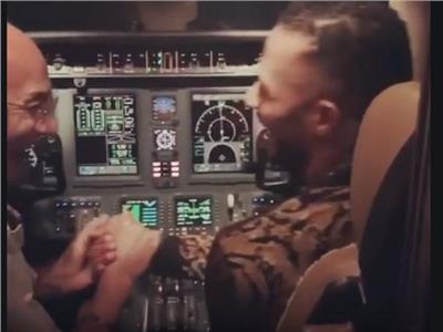 محمد رمضان وأشرف أبو اليسر في قمرة قيادة الطائرة