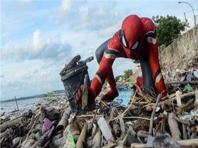 «سبايدرمان» ينظف شوارع إندونيسيا