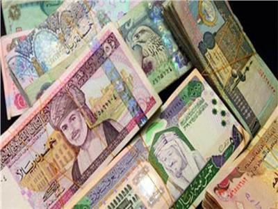 تباين أسعار العملات العربية في البنوك