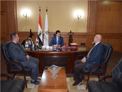 وزير الرياضة يلتقي مع رئيس المصري