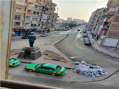 القمامة تحاصر ميدان الزعيم أنور السادات بشبين الكوم