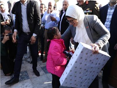 وزيرة الصحة: تخصيص 9 أتوبيسات لإجلاء العائدين إلى منازلهم ومصر لا تنسى أبنائها
