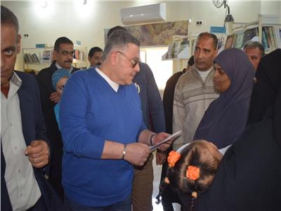 محافظ البحر الأحمر يتفقد مكتبة «مصر العامة» بمرسى علم