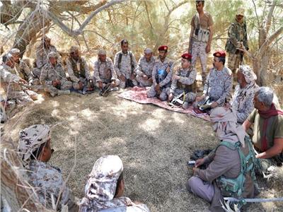 وزير الدفاع اليمني يلتقي عدد من الجنود