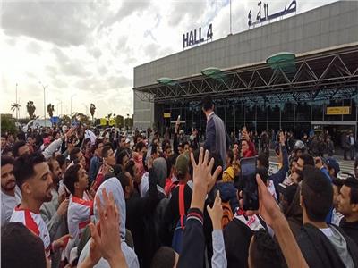 جماهير الفارس الأبيض تشعل أجواء مطار القاهرة احتفالا بفوز الزمالك بالسوبر