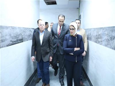 وزيرة الصحة ومحافظ بورسعيد خلال تفقد مستشفى المبرة
