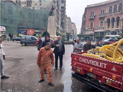 نائب محافظ القاهرة يتابع سحب مياه الأمطار بالمنطقة الغربية