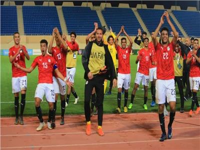 لاعبو منتخب الشباب يحتفل مع الجماهير بالصعود لنصف نهائي كأس العرب
