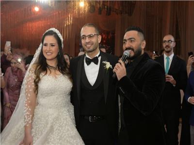 صور| تامر حسني والليثي يُشعلان زفاف «أحمد وهنا»