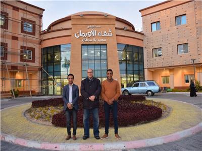 السينمائى سعيد الشيمى وقيادات جامعة الأقصر فى زيارة لدعم مرضى السرطان