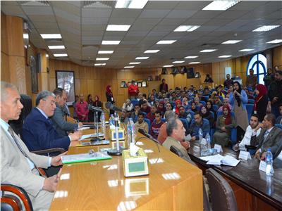 محافظ المنيا يحاور أعضاء برلمان الشباب 