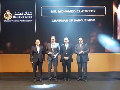محمد الإتربي يتسلّم جائزة "الشخصية الأكثر تأثيرا في الاقتصاد المصري