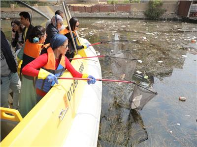 «فؤاد» تقود حملة لتنظيف نهر النيل من المخلفات مع «مايا »