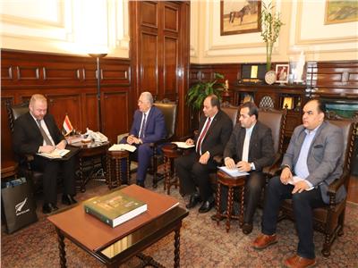 وزير الزراعة يبحث مع السفير النيوزيلندي بالقاهرة تكثيف سبل التعاون