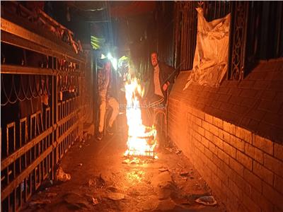 المصريون يشعلون نيران التنين في الشوارع لتدفئ 