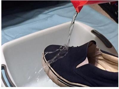 قبل ما تخرج من البيت.. «خلي حذاءك ضد الماء» .. فيديو