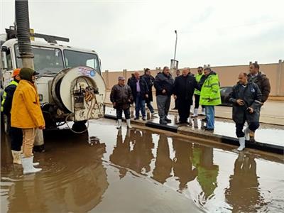 محافظ القاهرة يتفقد الأحياء لتأكد من شفط مياه الأمطار