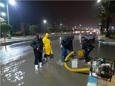 فرق الطوارئ تزيل مياه الأمطار بالطريق الدولي الساحلي