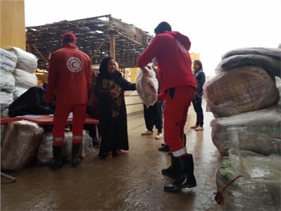   الهلال الأحمر المصرى يوزع  بطاطين ومساعدات غذائية  على أهالى منطقة الزرايب ب 15 مايو