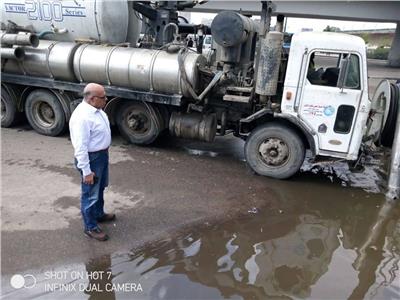  نائب محافظ القاهرة يتابع أعمال شفط مياه بشوارع  وسط البلد 