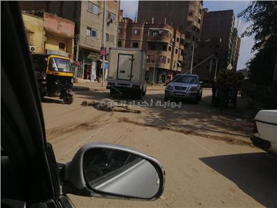 لقطة اليوم| مواطن يجر «عجل» نافق بسيارته في شوارع فيصل