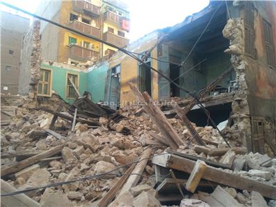 بالصور|انهيار جزئي بـ 3 عقارات في الإسكندرية.. والحي: لا إصابات