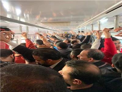 عشرات المواطنين في إحدى عربات مترو الأنفاق