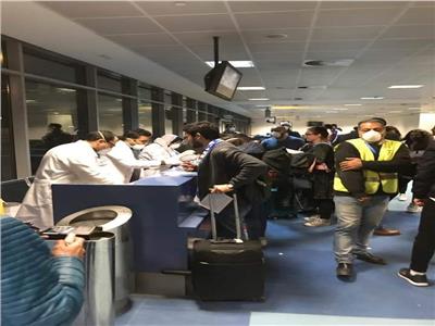 إجراء تحاليل كورونا للمصريين العائدون من الخارج بمطار القاهرة