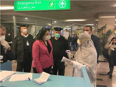 نائب وزير السياحة تتفقد حالة الطواري في مطار القاهرة صةضد الكورونا