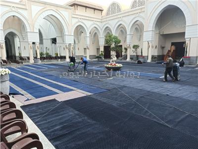 المسجد الجامع يفتح ساحاته لاستقبال المصلين وبدء التوافد بـ«الكمامات»